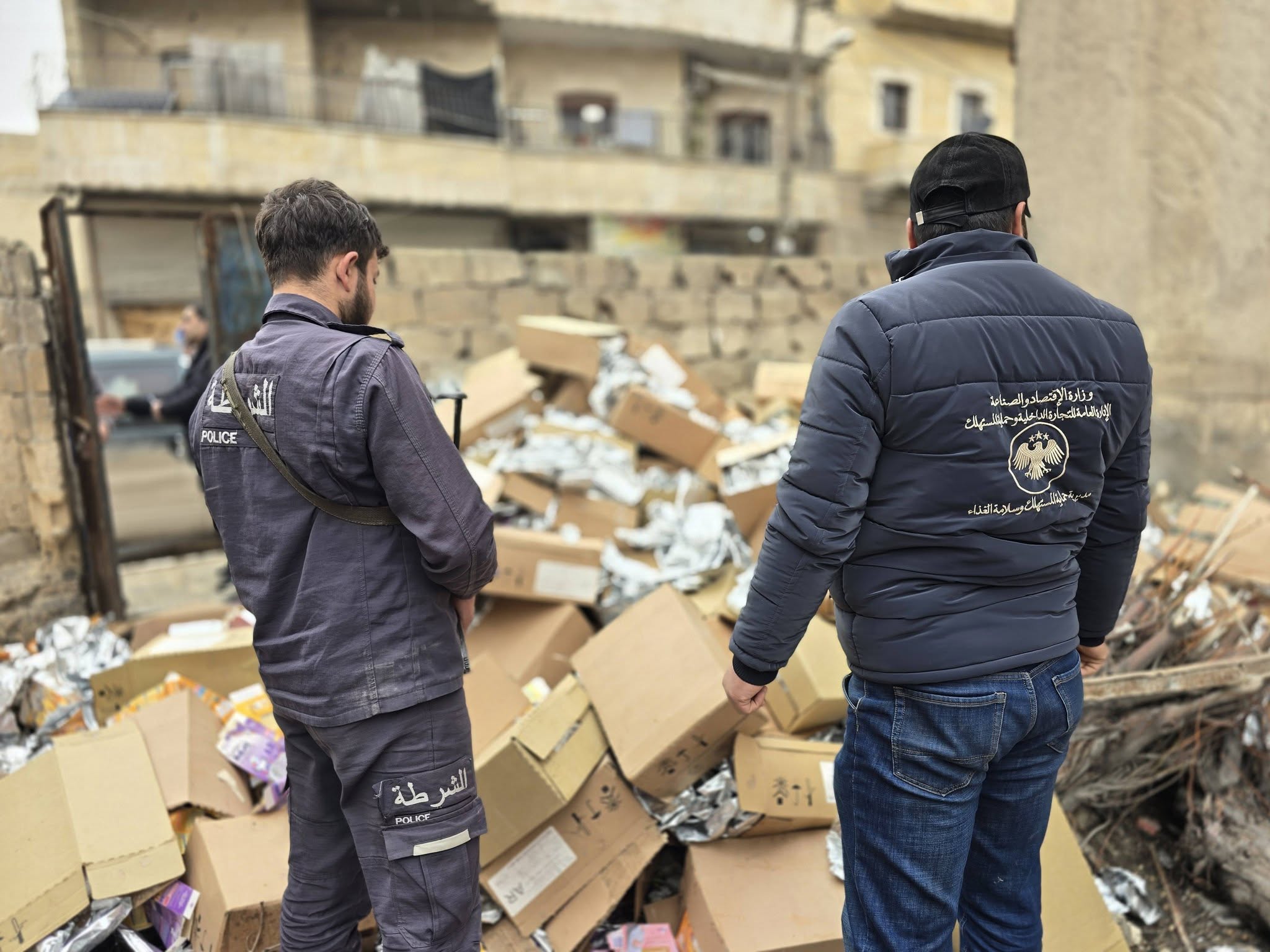 ضبط مستودع يعيد تعبئة حليب أطفال منتهي الصلاحية في مدينة منبج